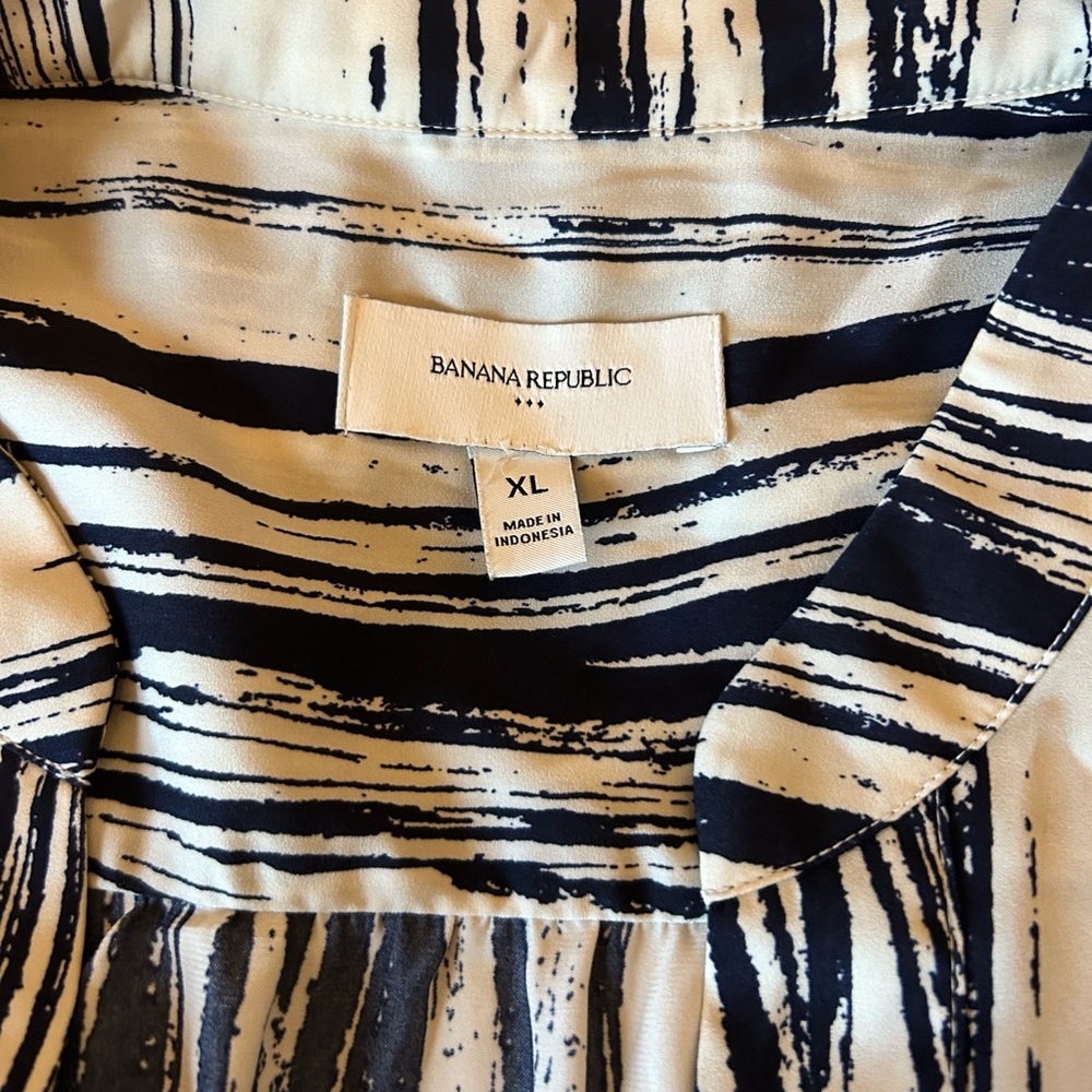 Banana Republic Navy and Cream Patterned Blouse
